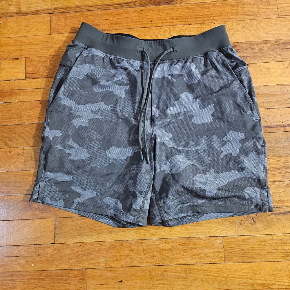 Lululemon Men's Medium Green Gray Camo Athletic Shorts